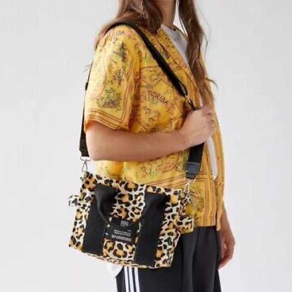 โ๏ธCheetah print BDG tote bag w/ Chain Printโ๏ธ - Picture 3 of 4